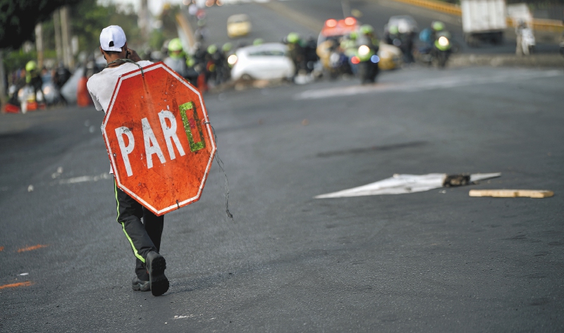 Manifestante en Cali durante el Paro Nacional de 2021.