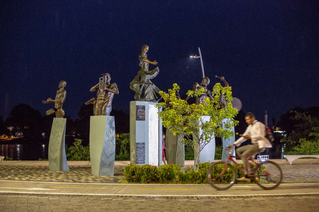 La Plaza Cultural de Sinu. En la plaza se representa el «porro», una danza típica de la región. Se trata de un espacio destinado a pasear y disfrutar del espacio público. Situada en el Caribe colombiano, Montería es un municipio conocido sobre todo por su desarrollo eficiente y sostenible, que busca adaptarse al cambio climático y mitigar sus consecuencias. Ha ganado en cuatro ocasiones el City Challenge gracias a su modelo de acción climática. El plan de desarrollo de Montería busca reducir sus emisiones de dióxido de carbono en un 20 % mediante una estrategia de infraestructura sostenible, transporte limpio y reducción del consumo energético. /© WWF / David Estrada Larraneta
