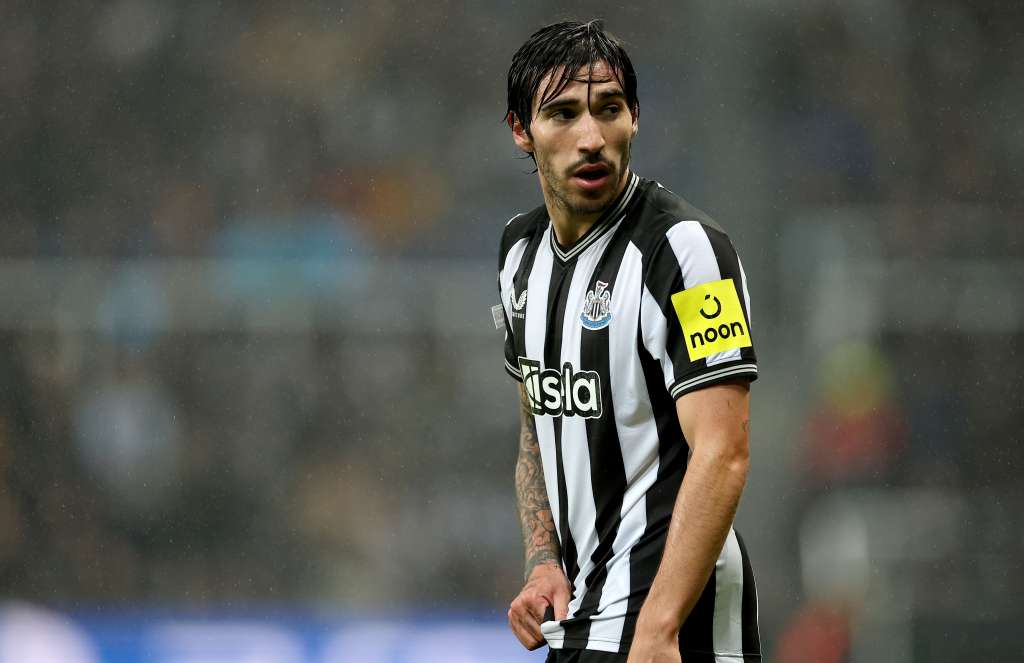 Newcastle (United Kingdom), 25/10/2023.- (FILE) - Sandro Tonali of Newcastle looks on during the UEFA Champions League Group F match between Newcastle United and Borussia Dortmund in Newcastle, Britain, 25 October 2023 (re-issued 26 October 2023). The Italian soccer federation FIGC announced 26 October 2023 that Tonali will receive a 10-month ban for breaching rules of betting while he was playing in Italy. Tonali joined Newcastle United at the start of the season from AC Milan. (Liga de Campeones, Italia, Rusia, Reino Unido) EFE/EPA/ADAM VAUGHAN