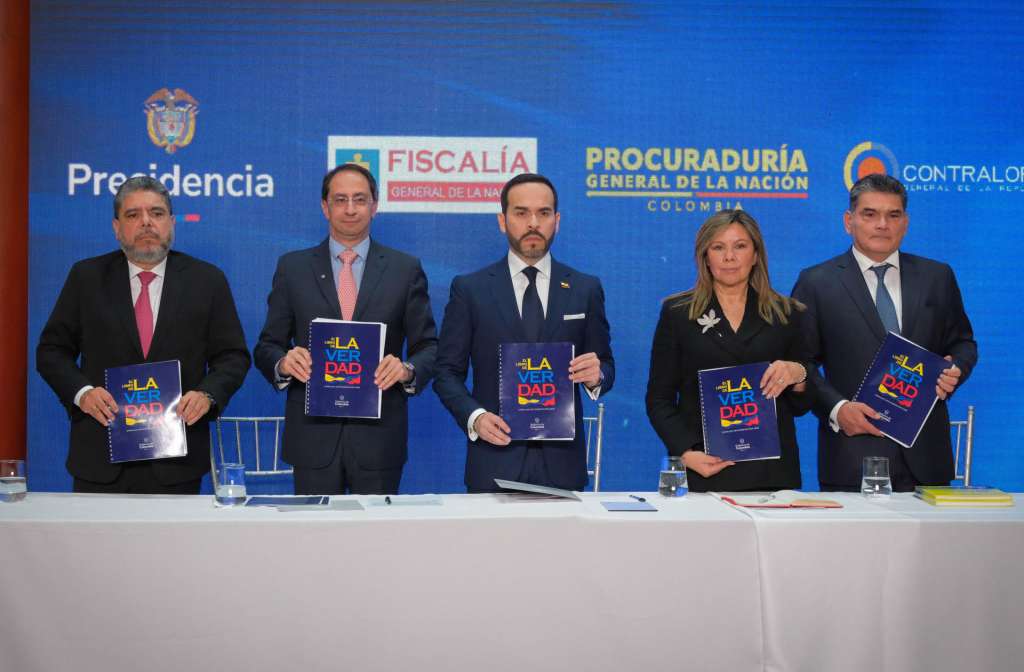 AME301. BOGOTÁ (COLOMBIA), 18/08/2026.- Fotografía cedida por la Presidencia de Colombia de su mandatario, Abelardo de la Espriella (c), junto a su vicepresidente José Manuel Restrepo durante la entrega a la fiscal general, Luz Adriana Camargo, y a otros entes de control, del 'Libro de la Verdad' que tiene un compendio de denuncias de presunta corrupción durante el mandato de su predecesor, Gustavo Petro (2022-2026) este martes, en Bogotá (Colombia). EFE/ Presidencia de Colombia /SOLO USO EDITORIAL NO VENTAS/SOLO DISPONIBLE PARA ILUSTRAR LA NOTICIA QUE ACOMPAÑA (CRÉDITO OBLIGATORIO)