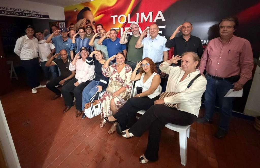 Nicolás Laserna (primero de derecha a izquierda), primo de la candidata Paloma Valencia, en un evento en apoyo a Abelardo de la Espriella, también candidato presidencial.