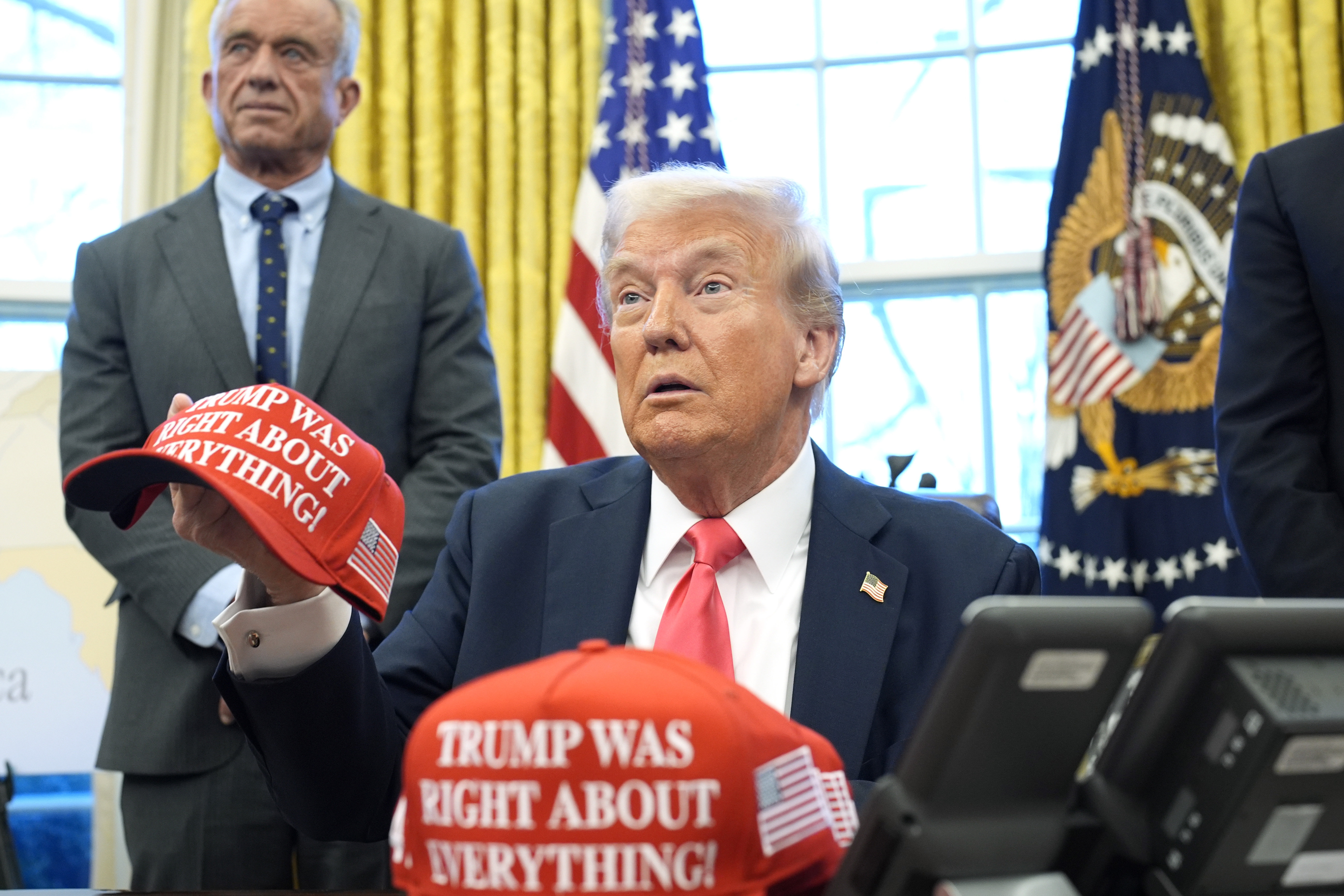 Washington (USA), 25/02/2025.- US President Donald Trump (R) holds a hat reading 'Trump was right about everything' alongside Health and Human Services Secretary Robert F. Kennedy Jr. after signing executive orders in the Oval Office of the White House in Washington, DC, USA, 25 February 2025. EFE/EPA/YURI GRIPAS / POOL