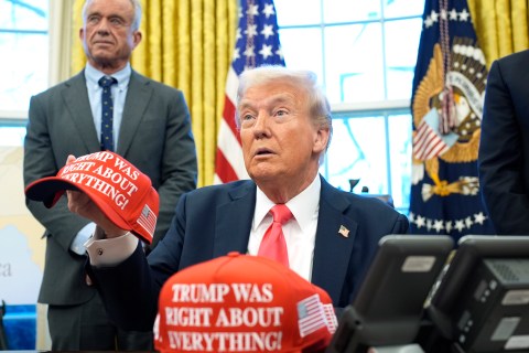 “Tarjeta dorada”: la medida de Trump para atraer migrantes millonarios a EE. UU.