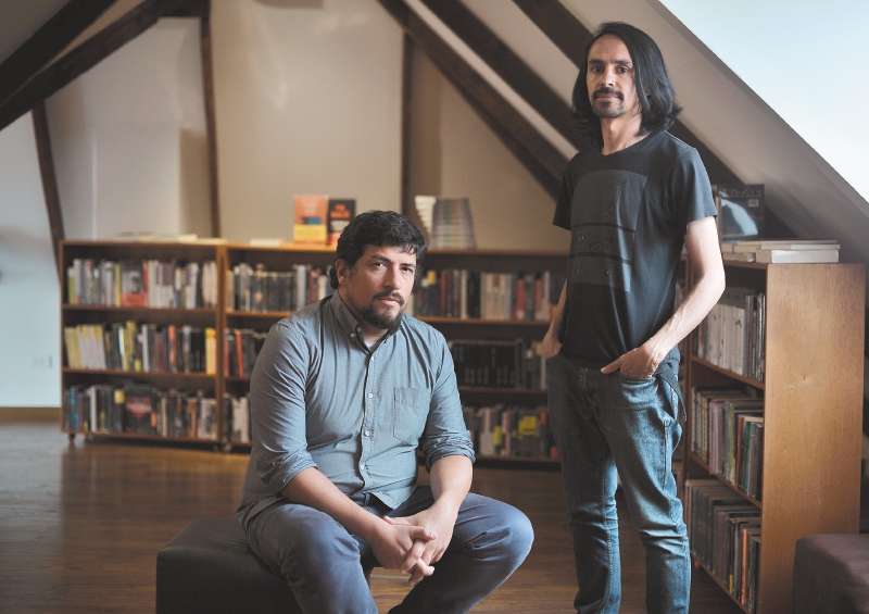 Los autores colombianos de cómic Pablo Guerra y Henry Díaz, ganadores de la medalla de oro del premio internacional de manga. / Óscar Pérez - El Espectador