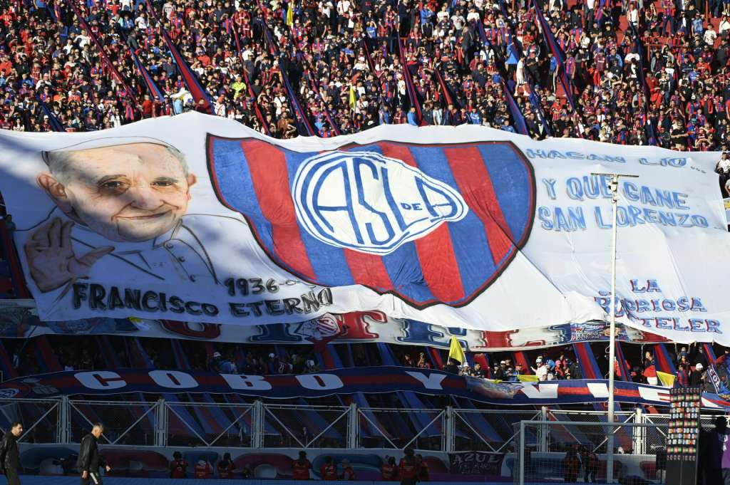 AME2742. BUENOS AIRES (ARGENTINA), 26/04/2025.- Aficionados de San Lorenzo de Almagro sostienen un cartel en homenaje al papa Francisco durante el partido frente a Rosario Central este sábado, en Buenos Aires (Argentina). San Lorenzo de Almagro, que vive una profunda crisis institucional por una denuncia de corrupción contra su presidente, disputa su primer partido desde la muerte del papa Francisco, su aficionado más célebre y que será homenajeado en el 'Nuevo Gasómetro' por el club, los jugadores y su afición. EFE/ Stringer