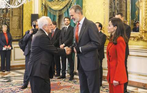 Entre las críticas y el apoyo a los premios de literatura