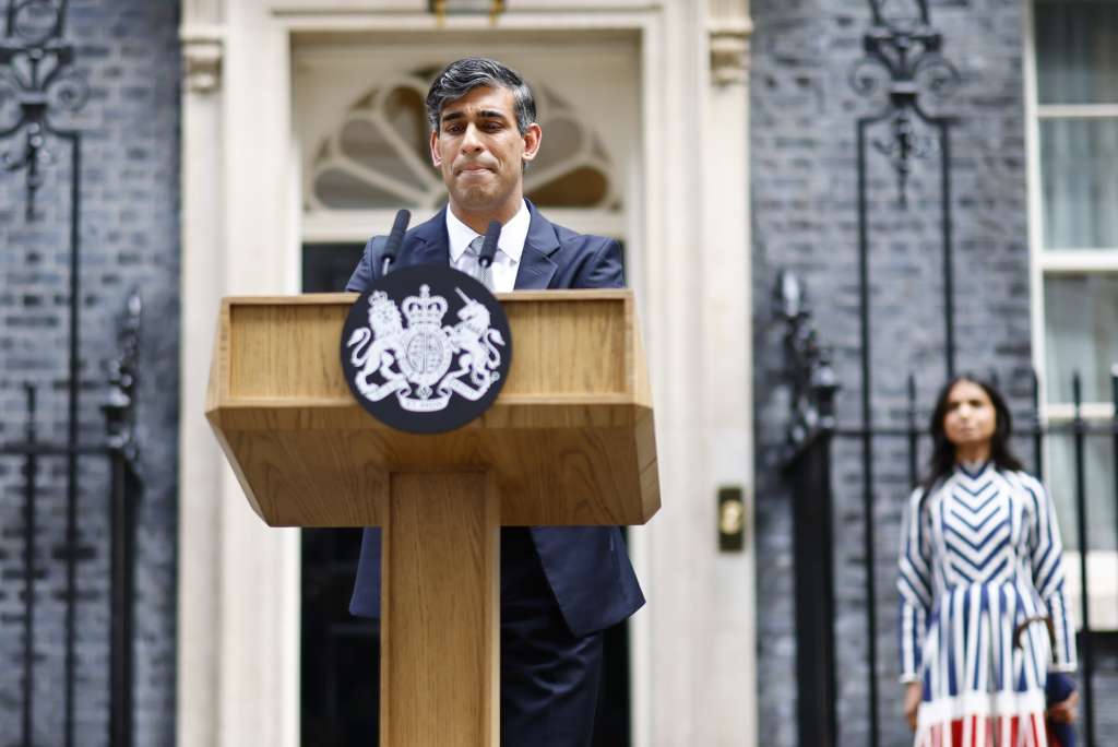 London (United Kingdom), 04/07/2024.- Britain's outgoing Prime Minister Rishi Sunak (L) is watched by his wife Akshata Murty (R) as he makes a speech outside of No. 10 Downing Street, in London, Britain, 05 July 2024. Britons went to the polls on the 04 July 2024, which the Labour party led by Keir Starmer have won with a majority. (Elecciones, Reino Unido, Londres) EFE/EPA/TOLGA AKMEN