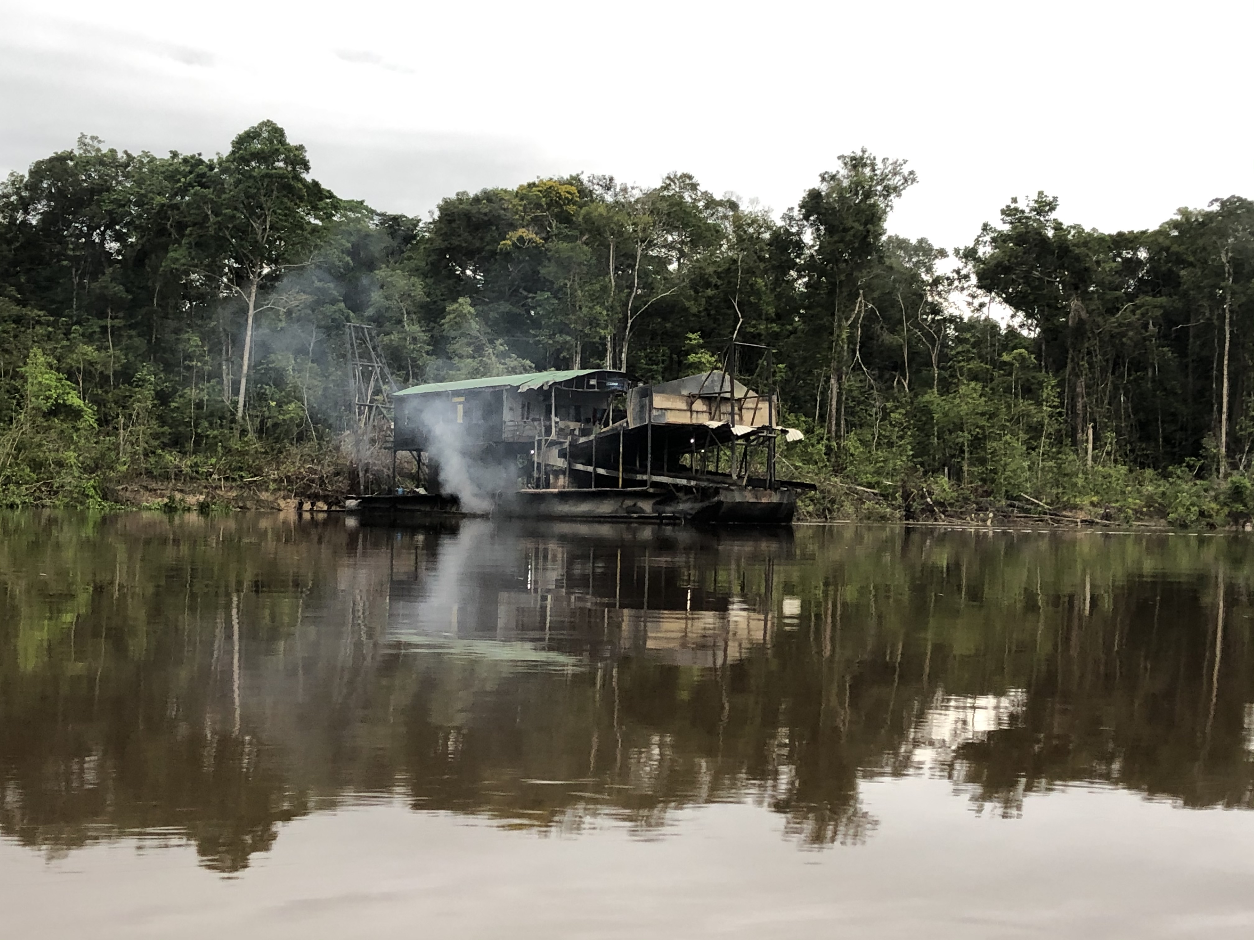 El ruido de las dragas ahuyenta a los animales, además de que llena el río con sedimentos que afectan a los peces.