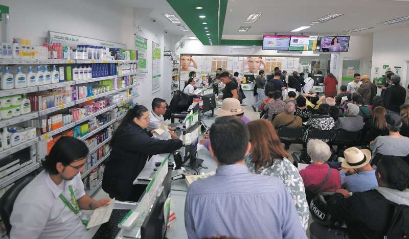 La Corte consideró que no se trataba simplemente de una regulación económica, sino que la ubicación de estos establecimientos tiene una relación directa con el acceso a medicamentos y, por esa vía, con el derecho a la salud.