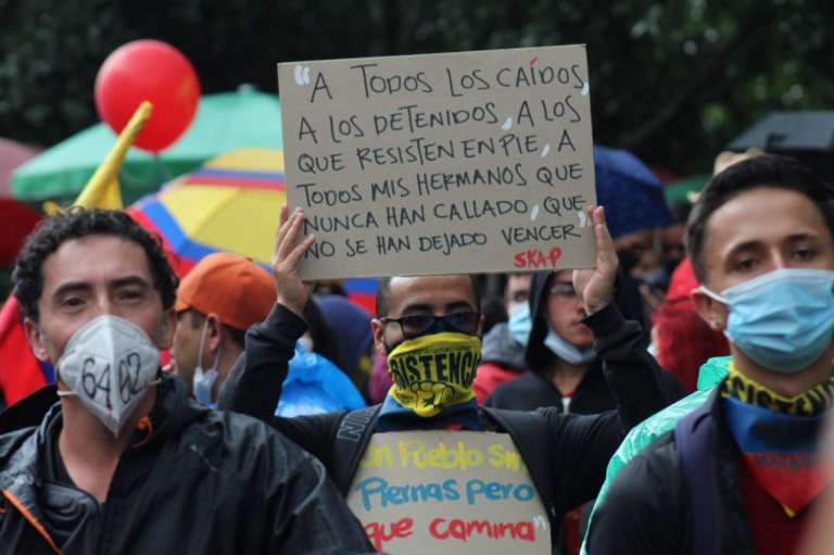 Pese a que la jornada de manifestación ha sido en su mayoría pacífica, se han presentado hechos vandálicos como el robo de un bus de Transmilenio en el Portal Américas.