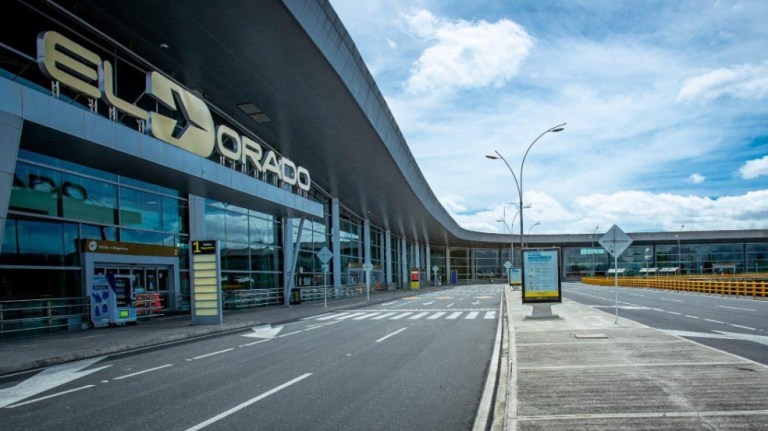 Mindefensa niega informe sobre incidente entre avión de Latam y helicóptero de la FAC