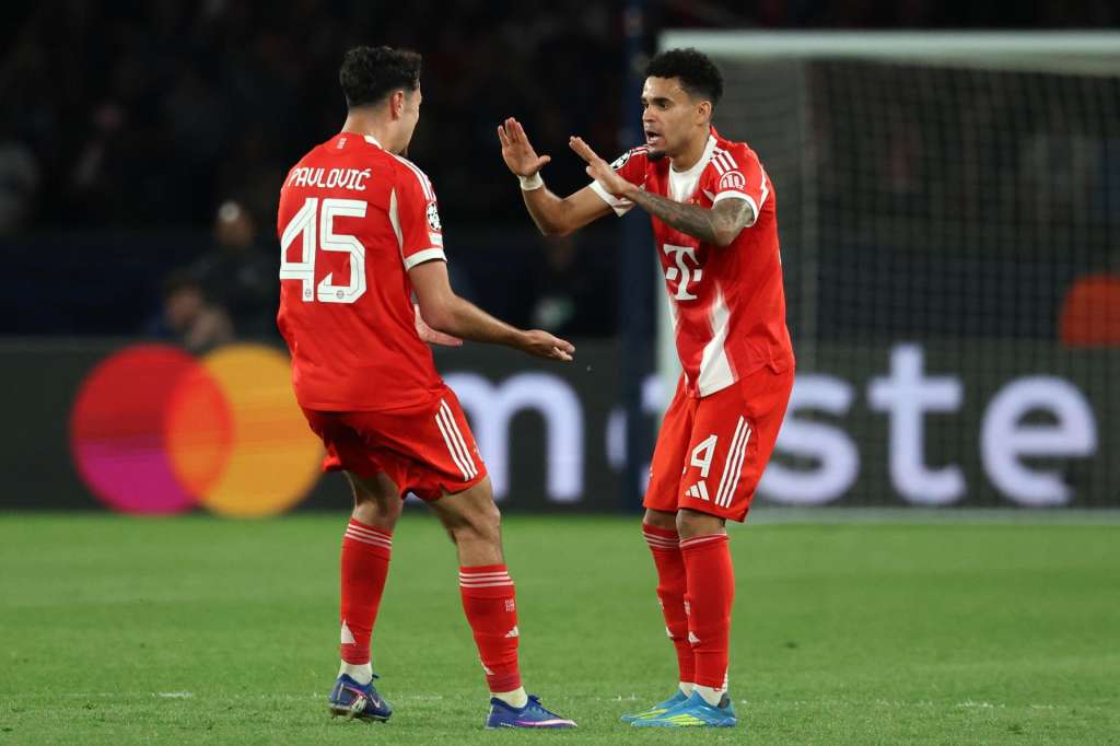 PARIS (France), 28/04/2026.- Luis Diaz of Bayern Munich celebrates with his teammate Aleksandar Pavlovic (L) after scoring the 5-4 goal during the UEFA Champions League semi-final match between Paris Saint-Germain and Bayern Munich in Paris, France, 28 April 2026. (Liga de Campeones, Francia) EFE/EPA/MOHAMMED BADRA
