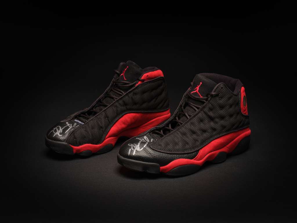 USA5800. NUEVA YORK (NY, EEUU), 11/04/2023.- Fotografía cedida hoy por Sotheby's donde aparecen unas zapatillas Air Jordan XIII de color negro y rojo, firmadas en tinta plateada por el deportista estadounidense Michael Jordan. Unas zapatillas que llevó en 1998 la estrella del baloncesto Michael Jordan para una final de la NBA durante su última temporada con Chicago Bullsse vendieron este martes en una subasta de Sotheby's en Nueva York por un precio récord de 2,2 millones de dólares (2.017.296 euros). EFE/Sotheby's /SOLO USO EDITORIAL /SOLO DISPONIBLE PARA ILUSTRAR LA NOTICIA QUE ACOMPAÑA (CRÉDITO OBLIGATORIO)