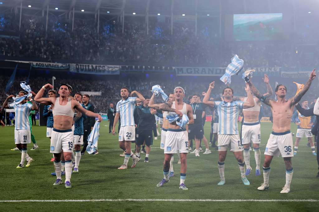 AMDEP3868. AVELLANEDA (ARGENTINA), 23/09/2025.- Jugadores de Racing celebran este martes, al final de un partido de cuartos de final de la Copa Libertadores entre Racing y Vélez en el estadio Presidente Perón, en Avellaneda (Argentina). EFE/ Adan González