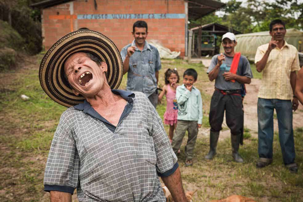 Cafeteros de cinco municipios del  departamento del  Cesar en la serranía del Perijá (Becerril, Chiriguaná, Curumaní, La Jagua de Ibirico y Agustín Codazzi) fueron desplazados en 2002. Hoy en día volvieron con sus cafetales y su espíritu renovados.   / Niels van Iperen