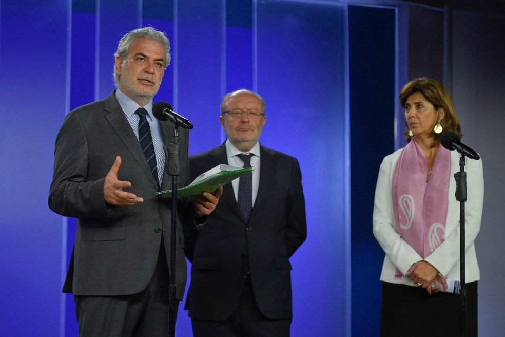 (De izq. a der.) El comisario la Unión Europea (UE), Christos Stylianides; el secretario de Estado de Cooperación Internacional para Iberoamérica y el Caribe de España, Fernando García Casas; y la canciller María Ángela Holguín. / Presidencia.