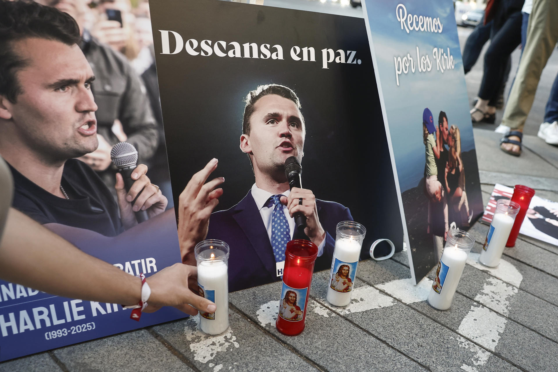 MADRID, 11/09/2025.- Concentración tras el asesinato del activista ultraconservador estadounidense Charlie Kirk, celebrada este jueves frente a la embajada de Estados Unidos en Madrid. EFE/Sergio Pérez
