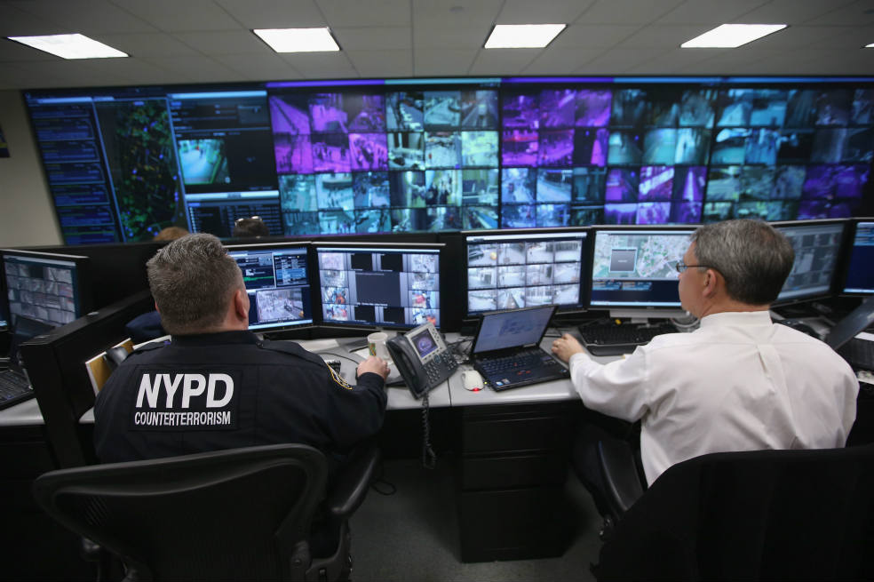 Un guardia de la policía de Nueva York monitorea varias de las cámaras de seguridad, cuyo número ya llega a 4.000, ubicadas en el Bajo Manhattan y los centros económicos de la ciudad. /AFP