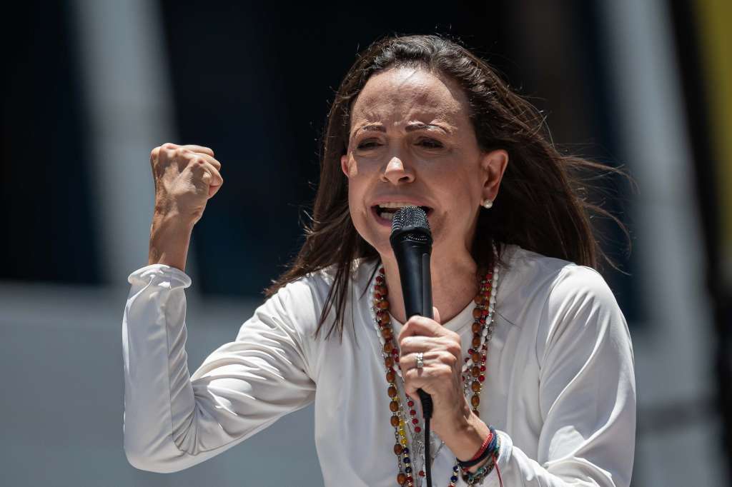 AME3987. BOGOTÁ (COLOMBIA), 05/09/2024.- Fotografía de archivo del 28 de agosto de 2024 de la líder opositora venezolana, María Corina Machado, pronunciando un discurso en una manifestación, en Caracas (Venezuela). La líder opositora venezolana, María Corina Machado, asumió este jueves la responsabilidad por la publicación de las actas electorales que -asegura- prueban la "estruendosa derrota" del mandatario Nicolás Maduro, quien fue proclamado ganador de las presidenciales del 28 de julio. EFE/ Ronald Peña ARCHIVO