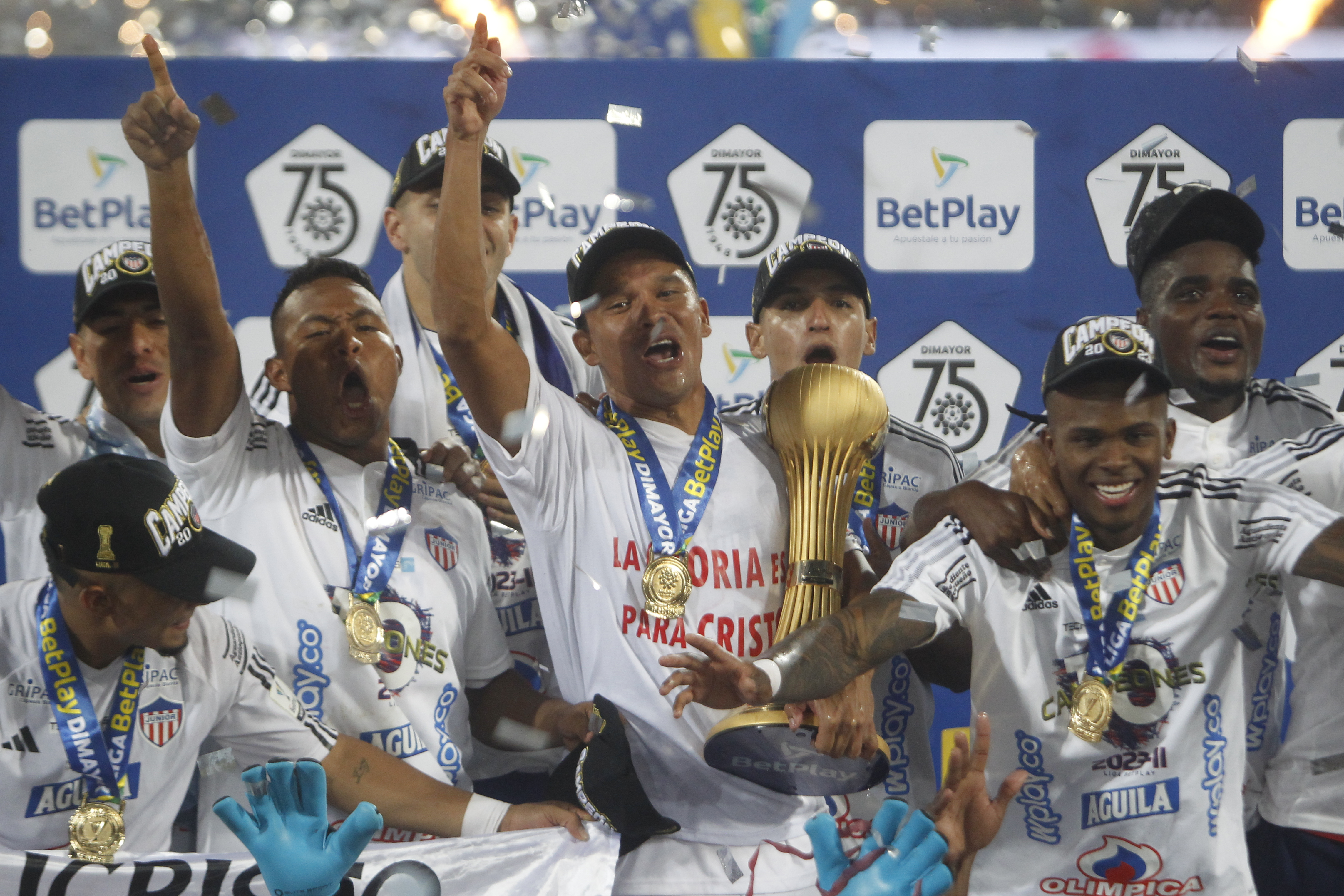 AMDEP4211. MEDELLÍN (COLOMBIA), 13/12/2023.- Carlos Vacca (c) y compañeros de Junior celebran con el trofeo al ganar la Primera División de Colombia ante Deportivo Independiente Medellín (DIM) hoy, en el estadio Atanasio Girardot en Medellín (Colombia). EFE/ Luis Eduardo Noriega Arboleda