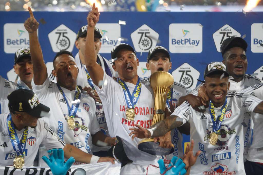 AMDEP4211. MEDELLÍN (COLOMBIA), 13/12/2023.- Carlos Vacca (c) y compañeros de Junior celebran con el trofeo al ganar la Primera División de Colombia ante Deportivo Independiente Medellín (DIM) hoy, en el estadio Atanasio Girardot en Medellín (Colombia). EFE/ Luis Eduardo Noriega Arboleda