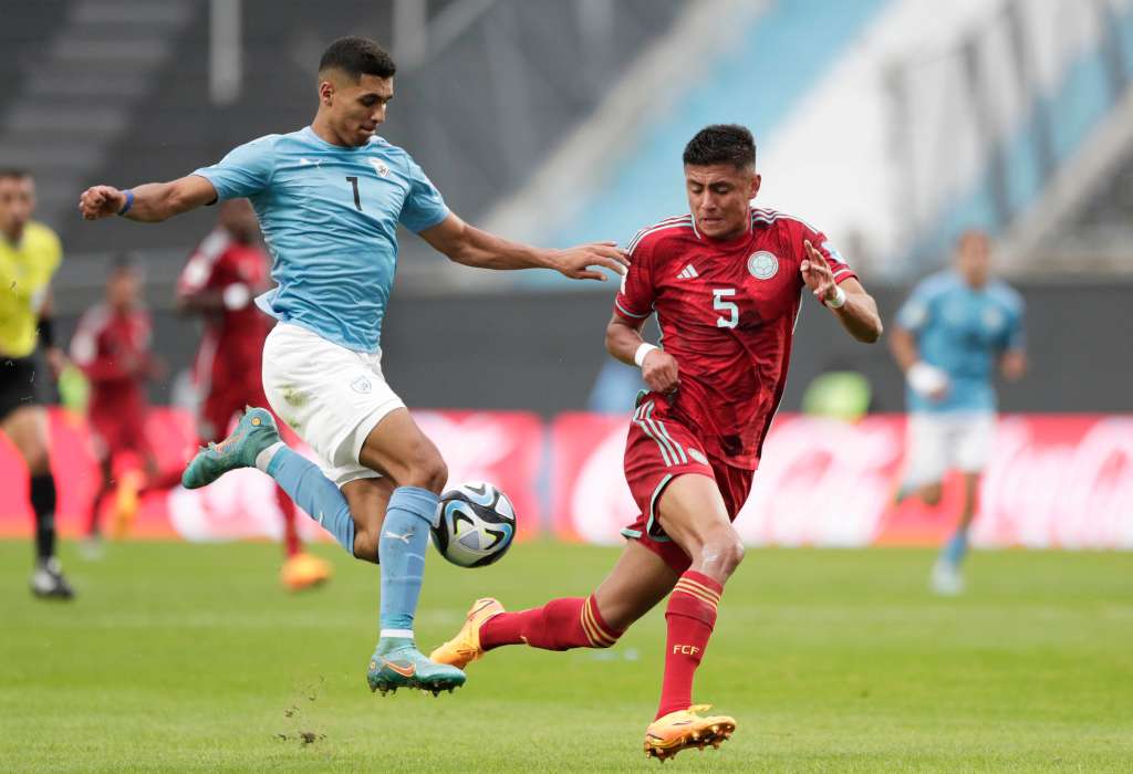 AMDEP1437. LA PLATA (ARGENTINA), 21/05/2023.- Anan Khalaili (i) de Israel disputa un balón con Kevin Mantilla de Colombia hoy, en un partido del grupo C de la Copa Mundial de Fútbol sub-20 entre Israel y Colombia en el estadio Diego Armando Maradona en La Plata (Argentina). EFE/ Demian Alday Estevez