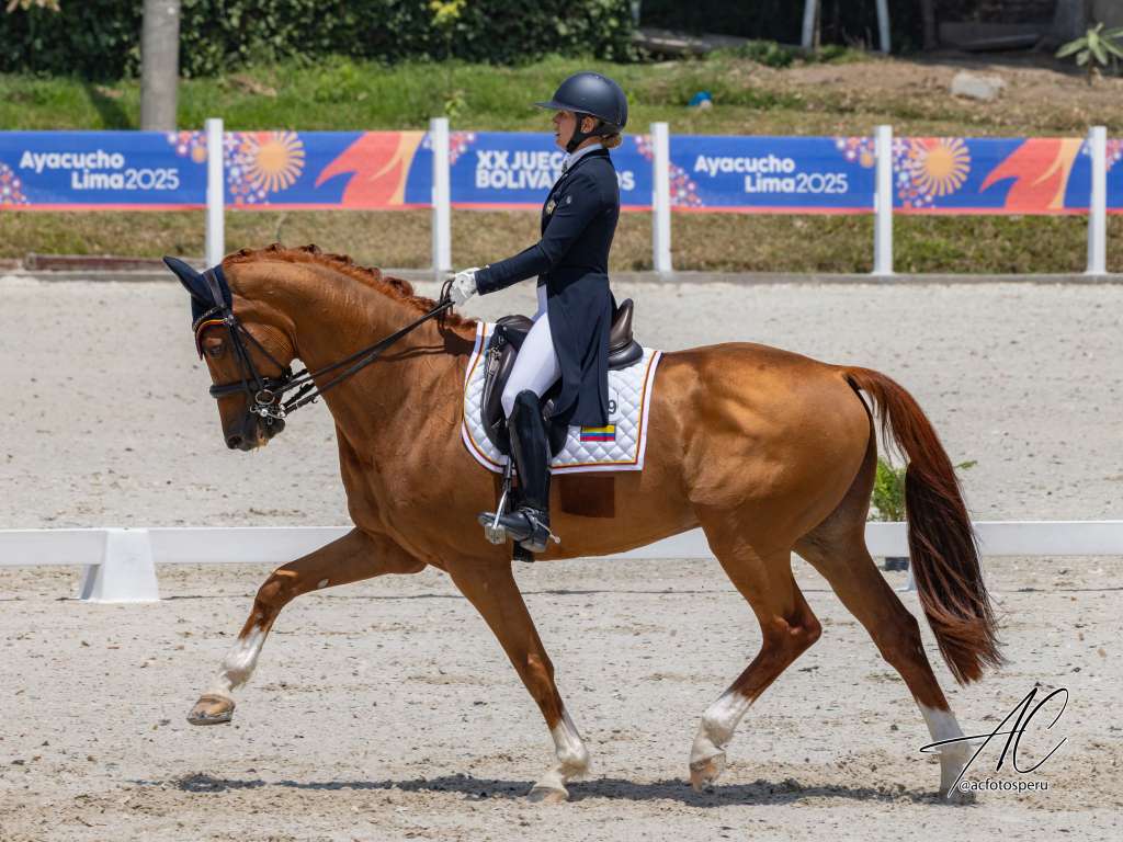 Mariana Atehortúa y Justify compitiendo en los Juegos Bolivarianos Ayacucho-Lima 2025.