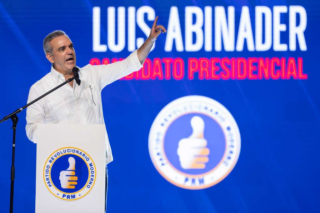 AME5393. SANTO DOMINGO (REPÚBLICA DOMINICANA), 11/05/2024.- El presidente y candidato a la reelección Luis Abinader habla en un evento de su campaña electoral, este sábado, en Santo Domingo (República Dominicana). Nueve candidatos se presentan para las elecciones presidenciales del próximo domingo 19 de mayo del 2024. EFE/Orlando Barría