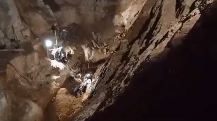 En la mina llamada "Bulla Loca" ocurrió un derrumbe que dejó varias víctimas mortales, de acuerdo con las autoridades locales.