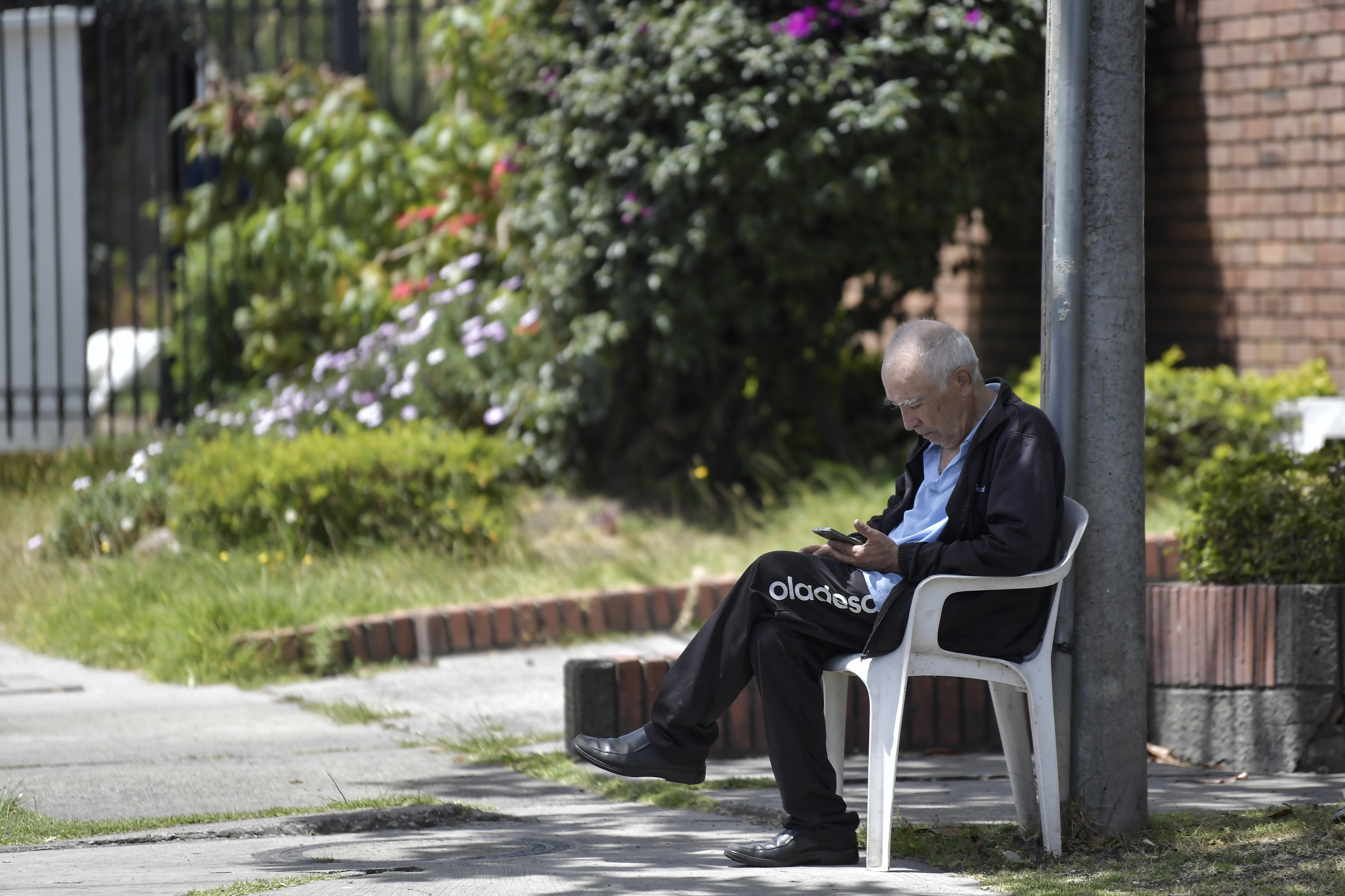 Personas de la tercera edad también conocidos como adultos mayores en las calles de Bogotá