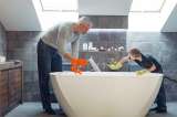 Truco para limpiar los azulejos del baño y la cocina con bicarbonato y vinagre