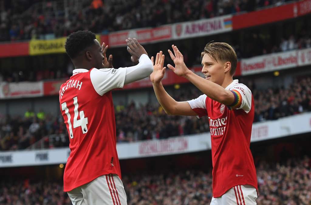 London (United Kingdom), 30/10/2022.- Arsenal's Martin Odegaard (R), assisted by Arsenal's Eddie Nketiah (L), reacts after scoring for the 5-0 lead during the English Premier League soccer match between Arsenal FC and Nottingham Forest in London, Britain, 30 October 2022. (Reino Unido, Londres) EFE/EPA/ANDY RAIN EDITORIAL USE ONLY. No use with unauthorized audio, video, data, fixture lists, club/league logos or 'live' services. Online in-match use limited to 120 images, no video emulation. No use in betting, games or single club/league/player publications
