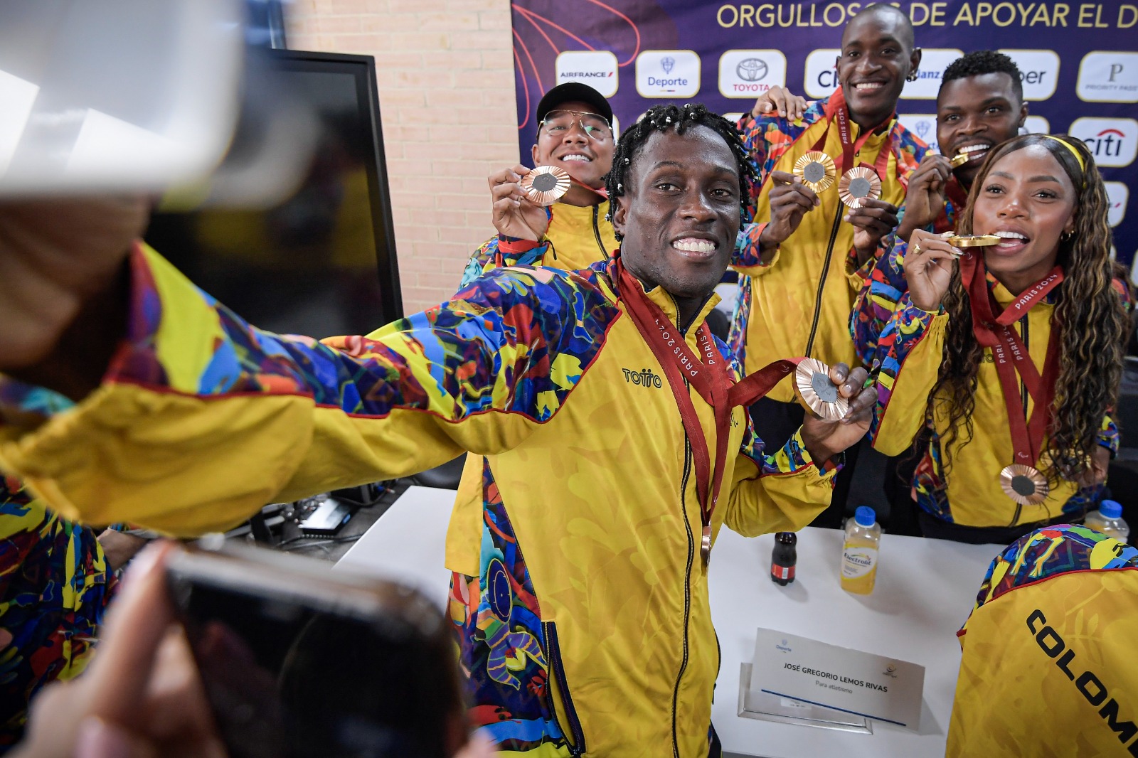 Juan Alejandro Campas, doble medallista de bronce en el paratletismo de París 2024, toma una selfie con sus compañeros de delegación.