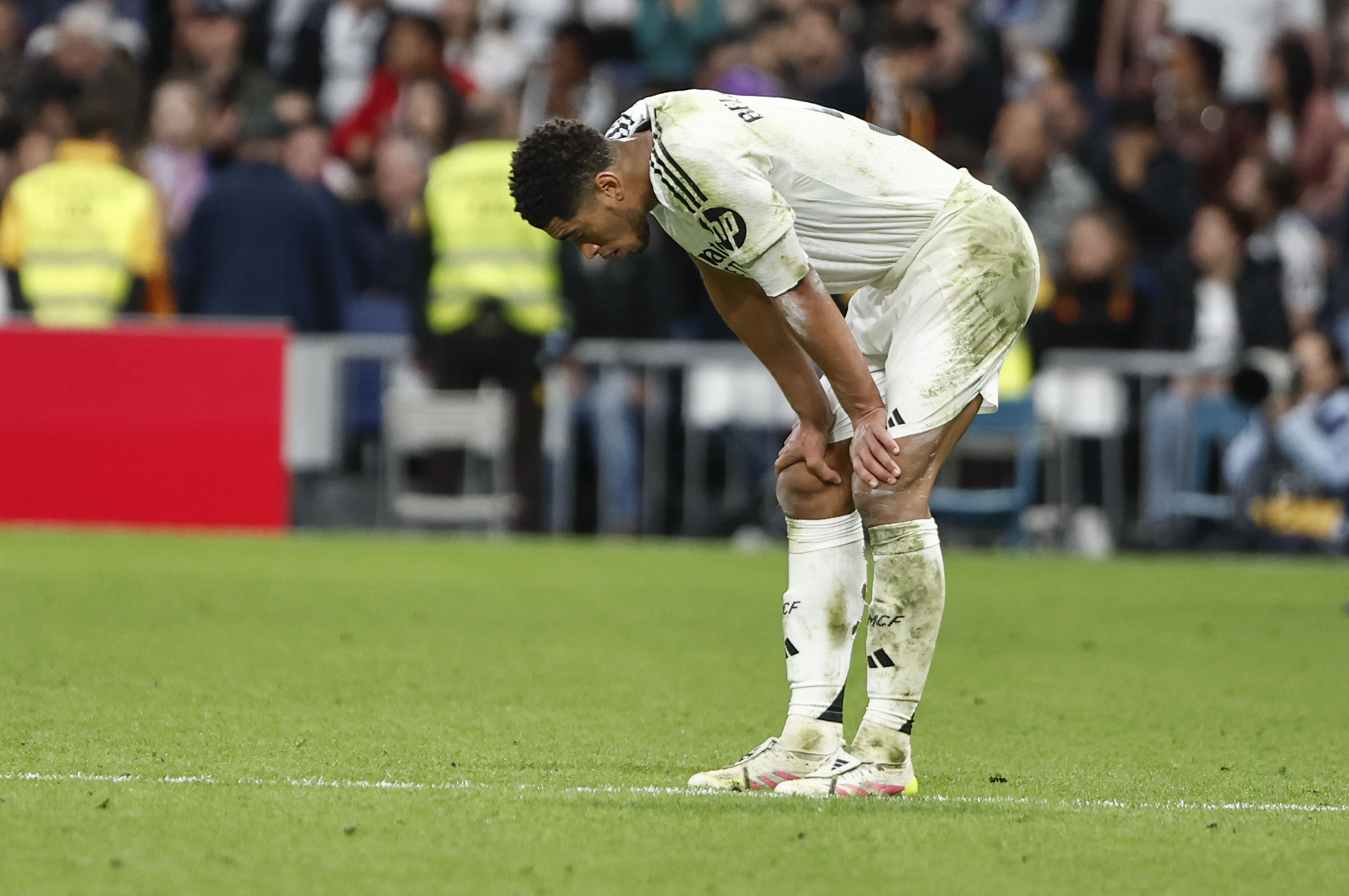 MADRID, 05/04/2025.- El centrocampista inglés del Real Madrid Jude Bellingham tras la derrota de su equipo en el partido de LaLiga entre el Real Madrid y el Valencia disputado este sábado en el estadio Santiago Bernabéu en Madrid. EFE/Sergio Pérez