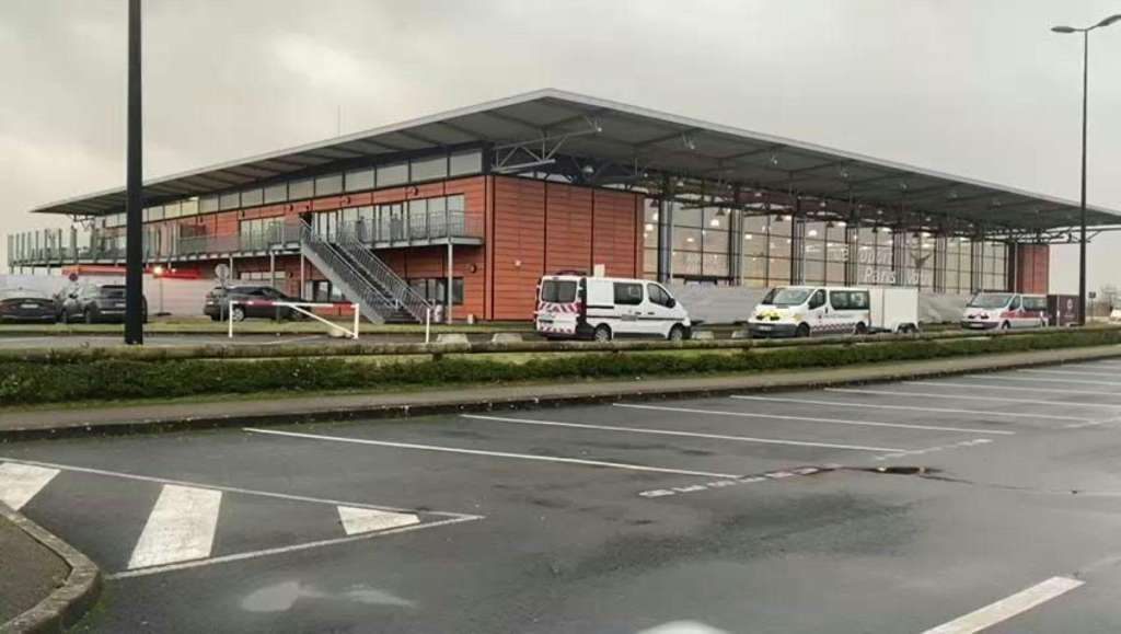 Un vuelo fue detenido por supuesto tráfico de personas.