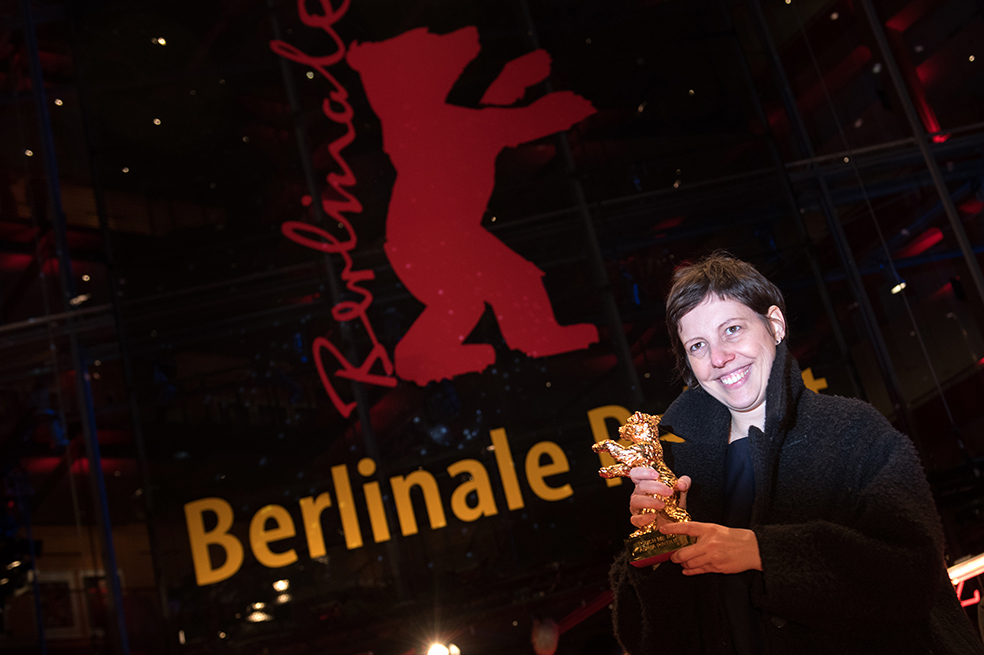 La directora Adina Pintilie posa con el Oso de Oro a mejor película por "Touch Me Not". / AFP
