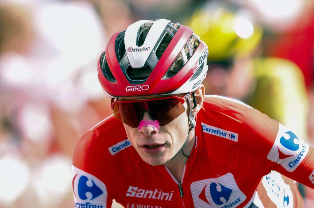 MONFORTE DE LEMOS (LUGO), 07/09/2025.- El ciclista danés Jonas Vingegaard del equipo Team Visma-Lease a Bike, líder de la general, a su llegada a meta en la decimoquinta etapa de la Vuelta ciclista a España disputada este domingo entre Vegadeo (Asturias) y Monforte de Lemos (Lugo) sobre un recorrido de 167,8 kilómetros. EFE/ Javier Lizón