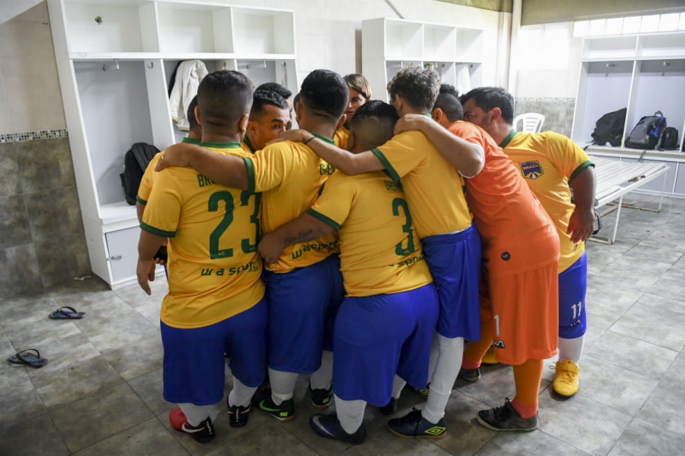 Los partidos se juegan en estadios cerrados y en canchas de futsal, donde se enfrentan siete contra siete. Otra de las diferencias radica en que los arcos miden 1,70 metros de alto por 2,0 metros de ancho.