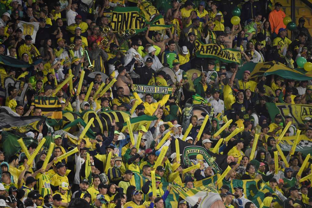 Hinchas de Santa Fe y Bucaramanga, durante el partido por la final de la Liga BetPlay 2024-I.