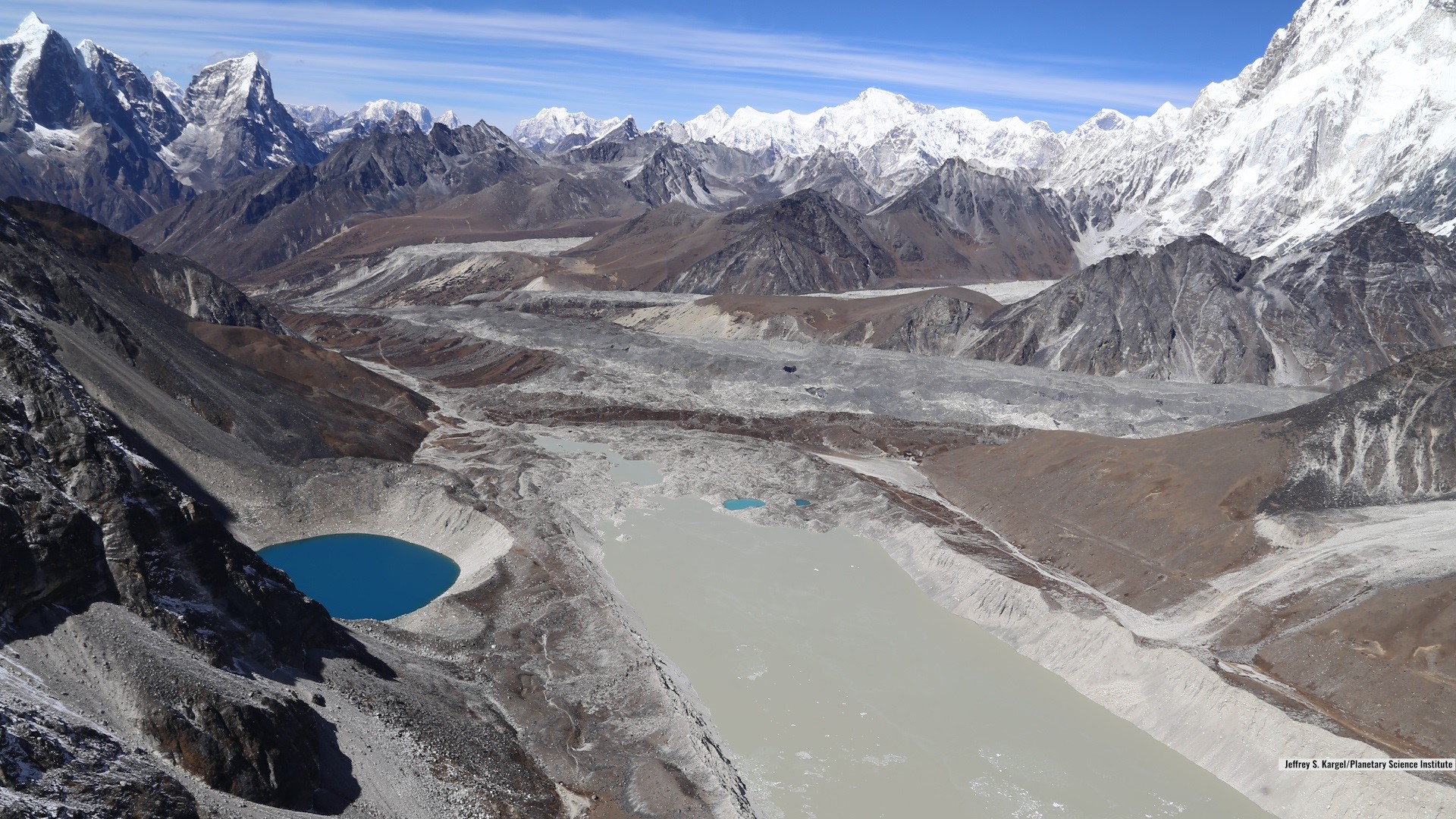 El lago Imja, cerca del monte Everest en el Himalaya, ha sido uno de los más afectados.