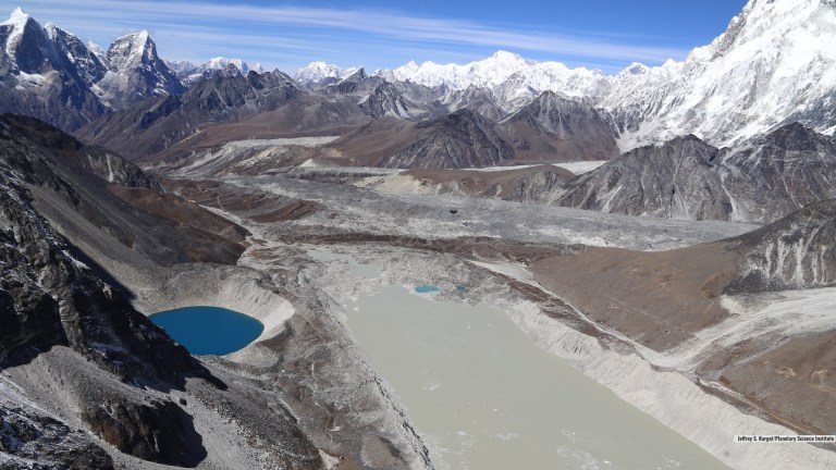 Van más de 70 muertos y 100 desaparecidos por desbordamiento de un lago glaciar