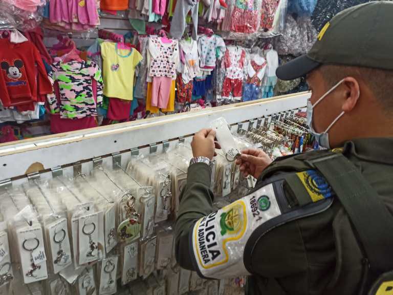 Decomisan 300 millones de pesos en mercancías de contrabando en Bogotá