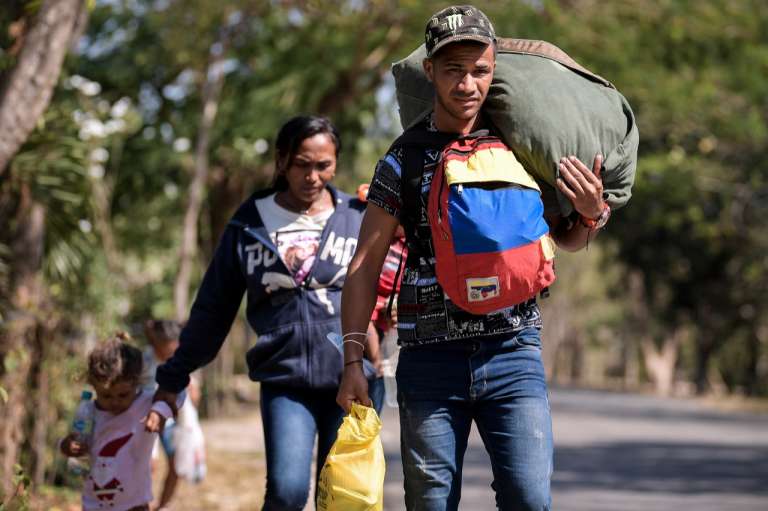 Los migrantes en tránsito o caminantes suelen desplazarse a otros municipios de Arauca, a otras ciudades (como Yopal, Villavicencio y Bogotá) e incluso a otros países (Ecuador, Perú y Chile).