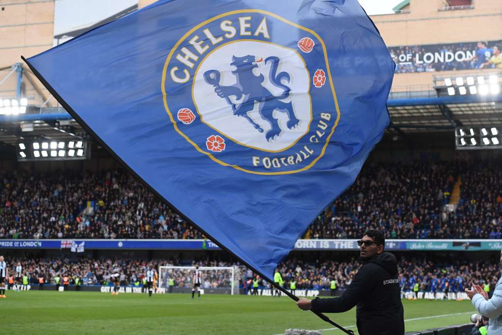 London (United Kingdom), 13/03/2022.- A man waves a Chelsea flag during the English Premier League soccer match between Chelsea FC and Newcastle United in London, Britain, 13 March 2022. (Reino Unido, Londres) EFE/EPA/ANDY RAIN EDITORIAL USE ONLY. No use with unauthorized audio, video, data, fixture lists, club/league logos or 'live' services. Online in-match use limited to 120 images, no video emulation. No use in betting, games or single club/league/player publications
