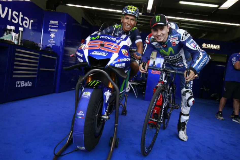 Nairo Quintana junto a Jorge Lorenzo en Aragón. Foto: MotoGP