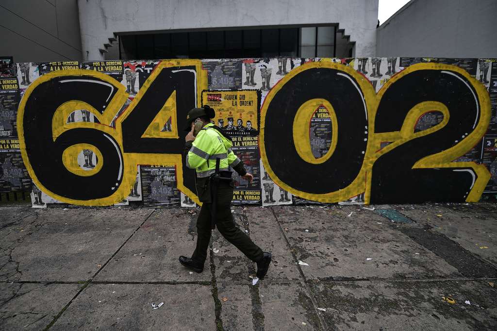 Plantón de las madres de Soacha frente a la JEP para para rendir memoria por las 6.402 ejecuciones extrajudiciales cometidas durante el período de Álvaro Uribe Vélez como presidente de Colombia