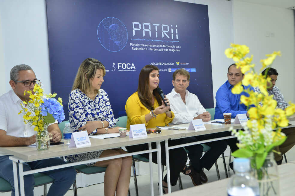 Paola Amar, vicerrectora de Unisimón y CEO de MacondoLab; Patricia Amarís, presidenta de la Sociedad Colombiana del Glaucoma y oftalmóloga de Cofca;  y Luis Escaf, director científico de Cofca, durante el evento de presentación de 'PATRii'. / Cortesía
