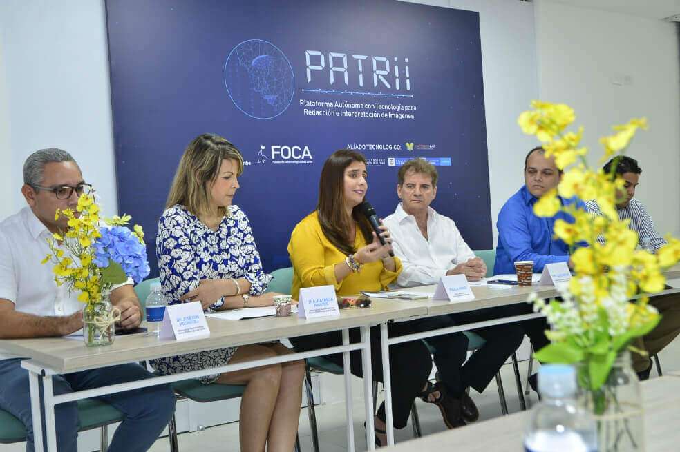 Paola Amar, vicerrectora de Unisimón y CEO de MacondoLab; Patricia Amarís, presidenta de la Sociedad Colombiana del Glaucoma y oftalmóloga de Cofca; y Luis Escaf, director científico de Cofca, durante el evento de presentación de 'PATRii'. / Cortesía