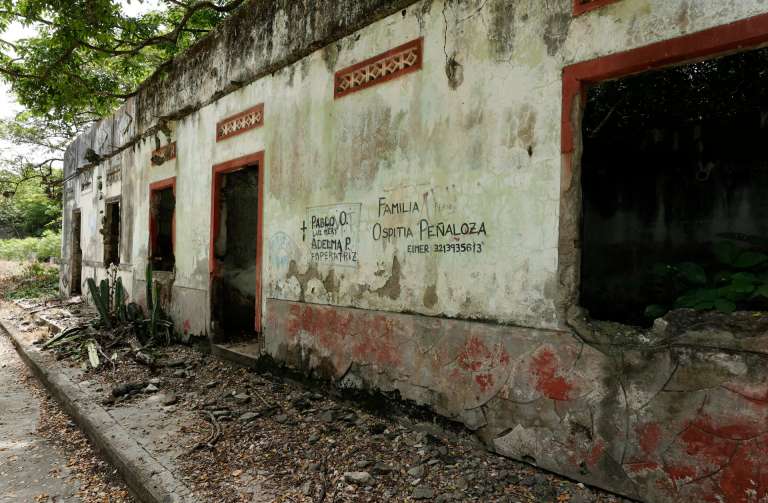 ARMERO (COLOMBIA), 13/11/2025.- Fotografía fechada el 5 de noviembre de 2025 que muestra las ruinas de una casa tras la avalancha que ocurrió en 1985, en Armero (Colombia). Con un minuto de silencio en memoria de los más de 23.000 muertos que dejó el 13 de noviembre de 1985 la avalancha causada por la erupción del volcán Nevado del Ruiz que destruyó Armero, sumado a pedidos de perdón, esa localidad colombiana conmemoró este jueves el 40 aniversario de la mayor tragedia natural del país. EFE/ Mauricio Dueñas Castañeda
