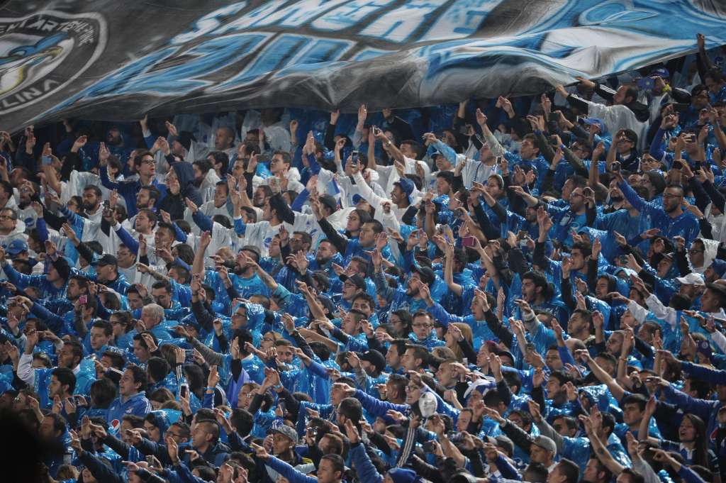 Hinchas de Millonarios en el estadio el Campín, durante el partido de ida ante Independiente Santa Fe por la final de la Liga Águila II 2017.